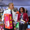 Michelle Obama et Barack Obama distribuent des cadeaux, le 10 décembre 2014 à Washington.