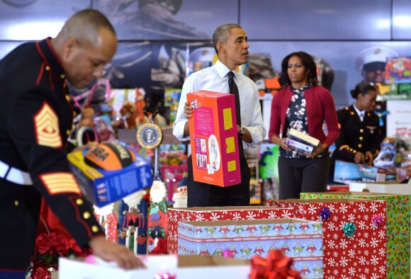 Michelle Obama et Barack Obama distribuent des cadeaux, le 10 décembre 2014 à Washington.