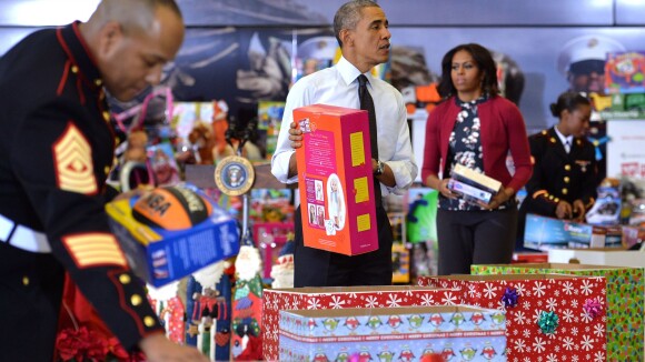 Barack et Michelle Obama, complices, jouent au Père Noël