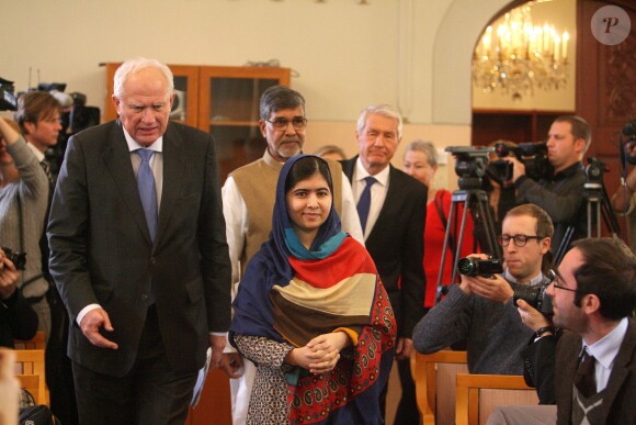 Geir Lundestad, Malala Yousafzai, Kailash Satyarthi, prix Nobel de la paix 2014, et Thorbjorn Jagland lors d'une conférence de presse à Oslo, le 9 décembre 2014.