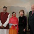 Kailash Satyarthi et Malala Yousafzai, la reine Sonja et le roi Harald au palais royal d'Oslo, le 10 décembre 2014
