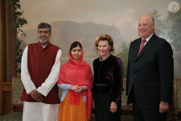 Kailash Satyarthi et Malala Yousafzai, la reine Sonja et le roi Harald au palais royal d'Oslo, le 10 décembre 2014