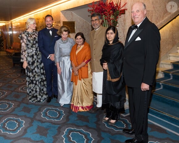 La princesse Mette-Marit et le prince Haakon de Novège, la reine Sonja, Kailash Satyarthi, Malala Yousafza, Le roi Harald de Norvège - Dîner de Gala en l'honneur des Prix Nobel à Oslo en Norvège le 10 décembre 2014.