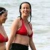 Exclusif - Alanis Morissette à la plage à Maui avec une amie, vendredi 5 décembre 2014.
