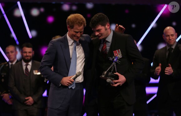 Le prince Harry et le Lt David Henson lors de la cérémonie des BBC Sports Personality of the Year Awards au SSE Hydro de Glasgow, le 14 décembre 2014