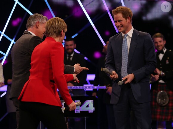 Le prince Harry au côté de Clare Balding et Gary Lineker lors de la cérémonie des BBC Sports Personality of the Year Awards au SSE Hydro de Glasgow, le 14 décembre 2014