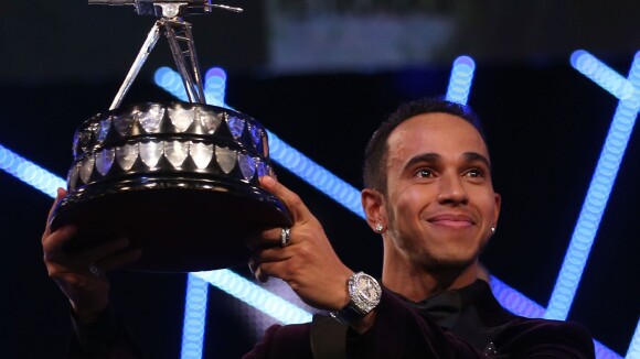 Lewis Hamilton : Honoré devant son compagnon poilu et un prince Harry ému
