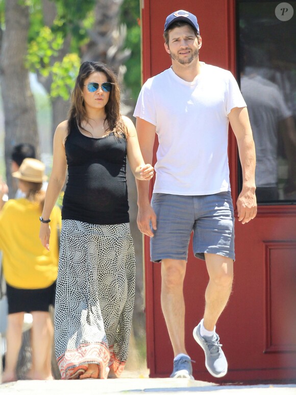 Exclusif - Mila Kunis, enceinte, et son fiancé Ashton Kutcher font du shopping dans un magasin pour enfants à Sherman Oaks, 17 mai 2014 