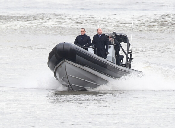 Daniel Craig et Rory Kinnear tournent une scène sur la Tamise pour le nouveau film James Bond "Spectre" à Londres, le 15 décembre 2014