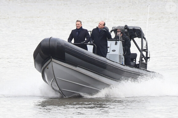 Daniel Craig et Rory Kinnear tournent une scène sur la Tamise pour le nouveau film James Bond "Spectre" à Londres, le 15 décembre 2014