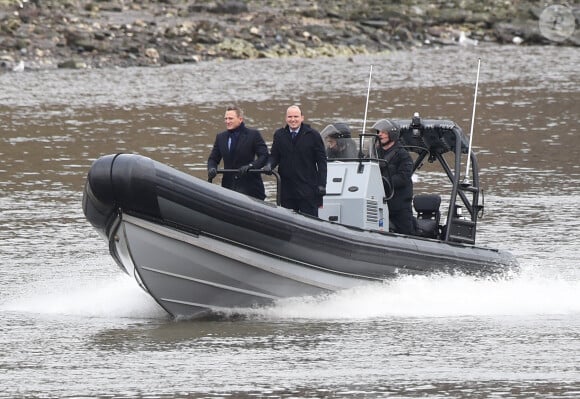 Daniel Craig et Rory Kinnear tournent une scène sur la Tamise pour le nouveau film James Bond "Spectre" à Londres, le 15 décembre 2014