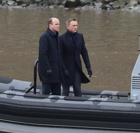 Daniel Craig et Rory Kinnear tournent sur la Tamise pour le nouveau film James Bond "Spectre" à Londres, le 15 décembre 2014