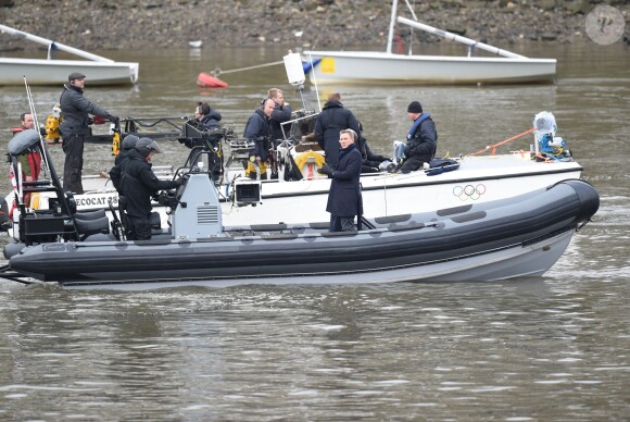 Daniel Craig et Rory Kinnear tournent une scène sur la Tamise pour le nouveau film James Bond "Spectre" à Londres, le 15 décembre 2014