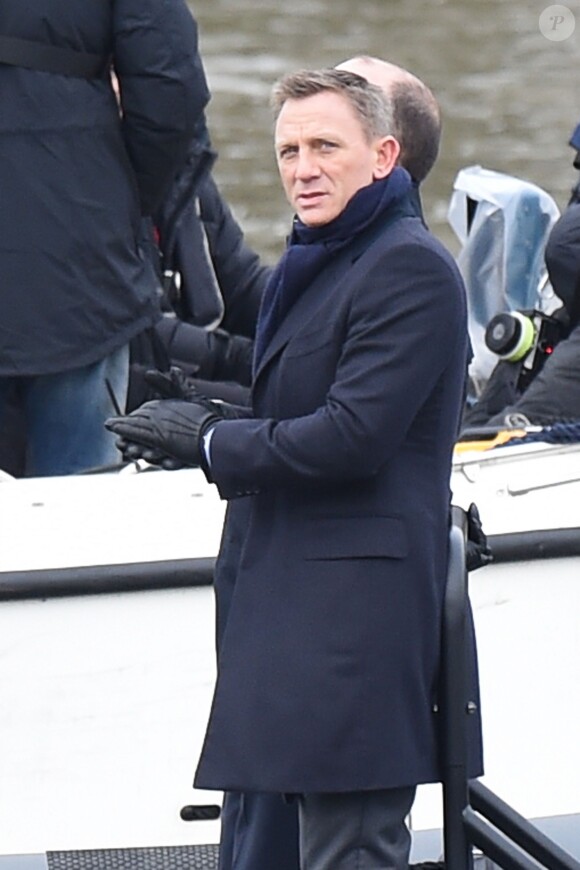 Daniel Craig et Rory Kinnear tournent une scène sur la Tamise pour le nouveau film James Bond "Spectre" à Londres, le 15 décembre 2014