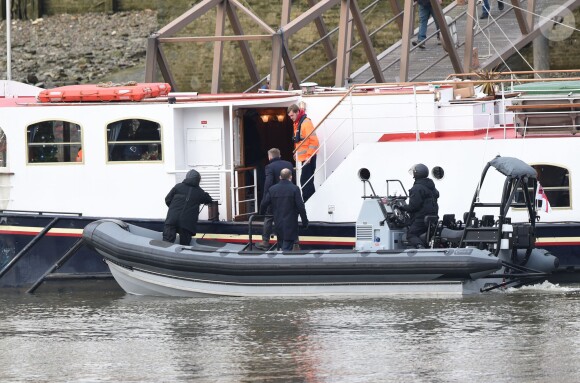 Daniel Craig et Rory Kinnear tournent une scène sur la Tamise pour le nouveau film James Bond "Spectre" à Londres, le 15 décembre 2014