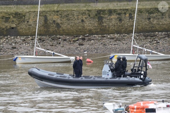 Daniel Craig et Rory Kinnear tournent une scène sur la Tamise pour le nouveau film James Bond "Spectre" à Londres, le 15 décembre 2014