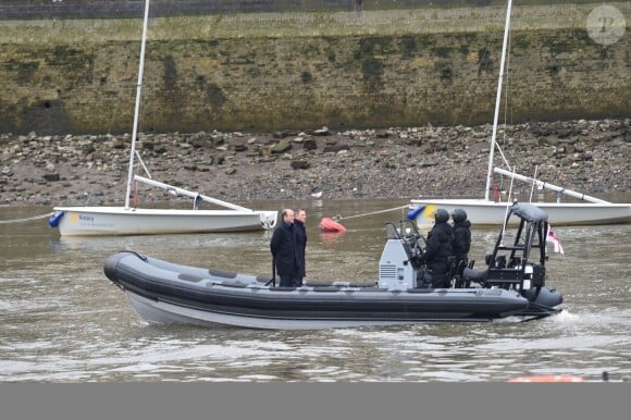 Daniel Craig et Rory Kinnear tournent une scène sur la Tamise pour le nouveau film James Bond "Spectre" à Londres, le 15 décembre 2014