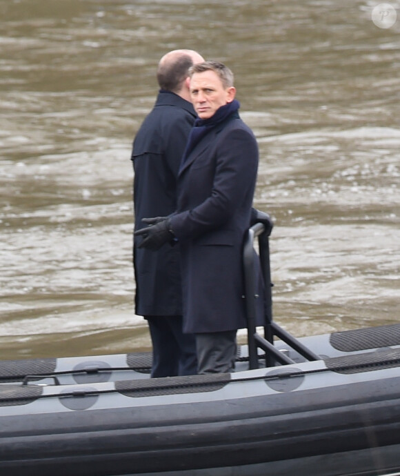 Daniel Craig et Rory Kinnear tournent une scène sur la Tamise pour le nouveau film James Bond "Spectre" à Londres, le 15 décembre 2014