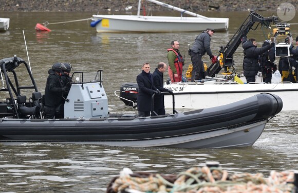 Daniel Craig et Rory Kinnear tournent une scène sur la Tamise pour le nouveau film James Bond "Spectre" à Londres, le 15 décembre 2014