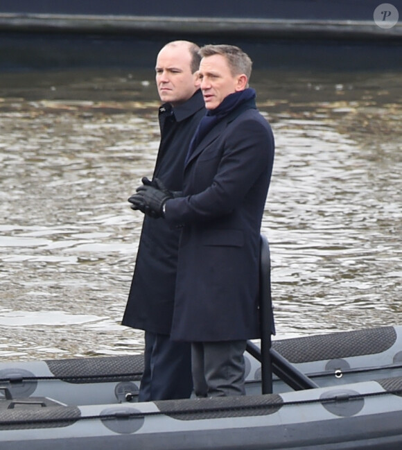 Daniel Craig et Rory Kinnear tournent une scène sur la Tamise pour le nouveau film James Bond "Spectre" à Londres, le 15 décembre 2014