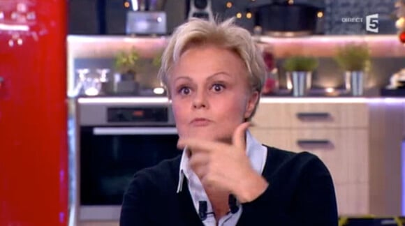 L'humoriste Muriel Robin évoque son homosexualité dans "C à vous" sur France 5, le 15 décembre 2014.