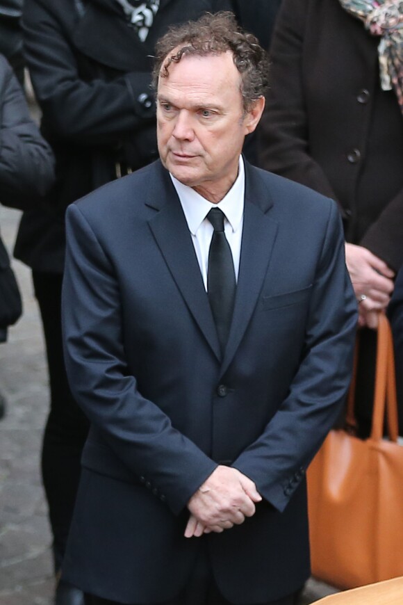 Julien Lepers assiste aux obsèques de son papa Raymond Lepers, à la cathédrale d'Antibes, ainsi qu'à l'inhumation au cimetière de Rabiac, le 15 décembre 2014.