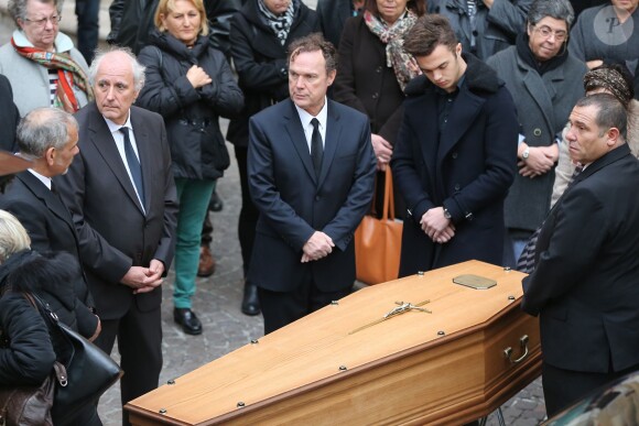 Julien Lepers, en famille, assiste aux obsèques de son papa Raymond Lepers, à la cathédrale d'Antibes, ainsi qu'à l'inhumation au cimetière de Rabiac, le 15 décembre 2014.