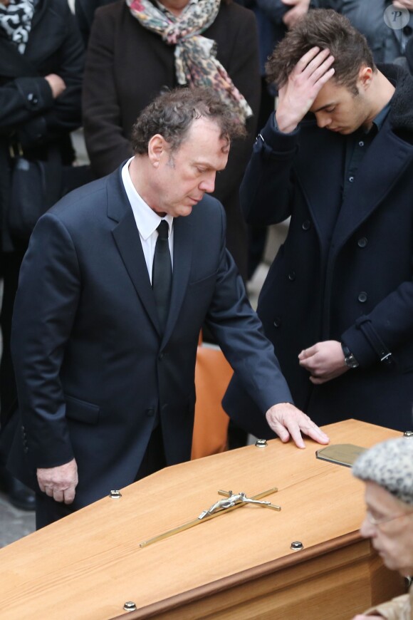 Julien Lepers et son fils Guillaume Lepers, bouleversés, assistent aux obsèques de son papa Raymond Lepers, à la cathédrale d'Antibes, ainsi qu'à l'inhumation au cimetière de Rabiac, le 15 décembre 2014.