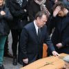 Julien Lepers, très ému, accompagné de son fils Guillaume Lepers, assiste aux obsèques de son papa Raymond Lepers, à la cathédrale d'Antibes, ainsi qu'à l'inhumation au cimetière de Rabiac, le 15 décembre 2014.