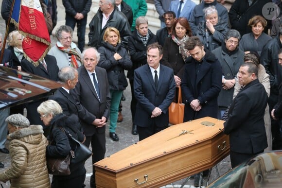 Photo : Julien Lepers, très ému, accompagné de son fils Guillaume Lepers,  assiste aux obsèques de son papa Raymond Lepers, à la cathédrale d'Antibes,  ainsi qu'à l'inhumation au cimetière de Rabiac, le