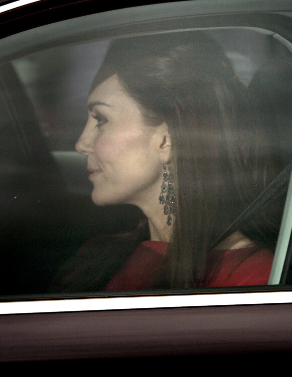 Kate Middleton, enceinte, arrivant avec le prince William à Buckingham Palace le 17 décembre 2014 pour le traditionnel déjeuner de Noël offert par la reine Elizabeth II à la famille royale en préambule aux fêtes de fin d'année.
