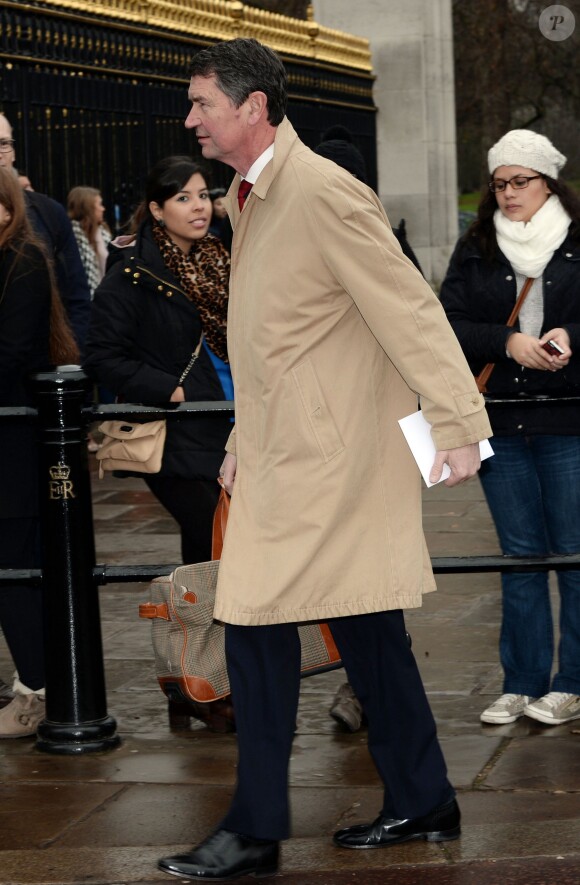 Sir Timothy Laurence, époux de la princesse Anne, arrivant à pied à Buckingham Palace le 17 décembre 2014 pour le traditionnel déjeuner de Noël offert par la reine Elizabeth II à la famille royale en préambule aux fêtes de fin d'année.