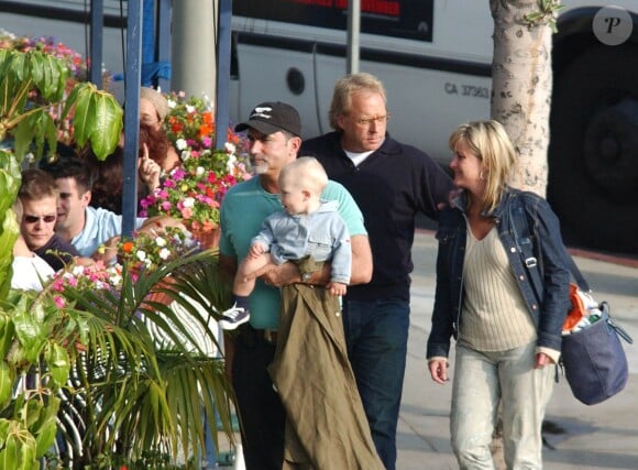 Phil Bronstein et la famille de Sharon Stone rendent visite à cette dernière, à l'hôpitale de Los Angeles, le 15 novembre 2001.