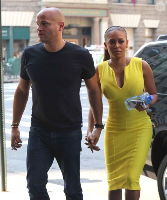 Mel B et son mari Stephen Belafonte se promenent a New York, le 11 septembre 2013. 