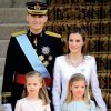 Le roi Felipe VI et la reine Letizia ont choisi d'utiliser des photos du couronnement, le 19 juin 2014, pour illustrer la carte de voeux des fêtes de fin d'année et du Nouvel an 2015.