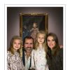 Le prince Felipe et la princesse Letizia d'Espagne ont posé au musée du Prado avec leurs filles Leonor et Sofia, devant L'Infanta Margarita de Velazquez, pour leur carte de voeux 2013 dévoilée le 16 décembre.