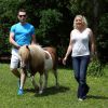 EXCLU - Loana et son compagnon Frédéric au beau milieu de la forêt avec leur poney à Nemours le 19 juin 2013