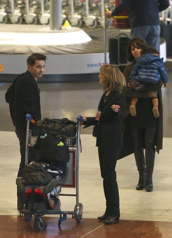 Olivier Martinez, sa femme Halle Berry et leur fils Maceo arrivent à l'aéroport Charles de Gaulle à Paris, le 19 décembre 2014. Ils vont passer les fêtes de Noël dans la famille de l'acteur.