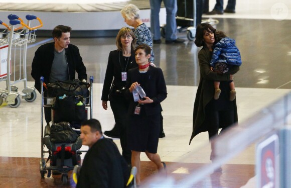 Olivier Martinez, sa femme Halle Berry et leur fils Maceo arrivent à l'aéroport Charles de Gaulle à Paris, le 19 décembre 2014.