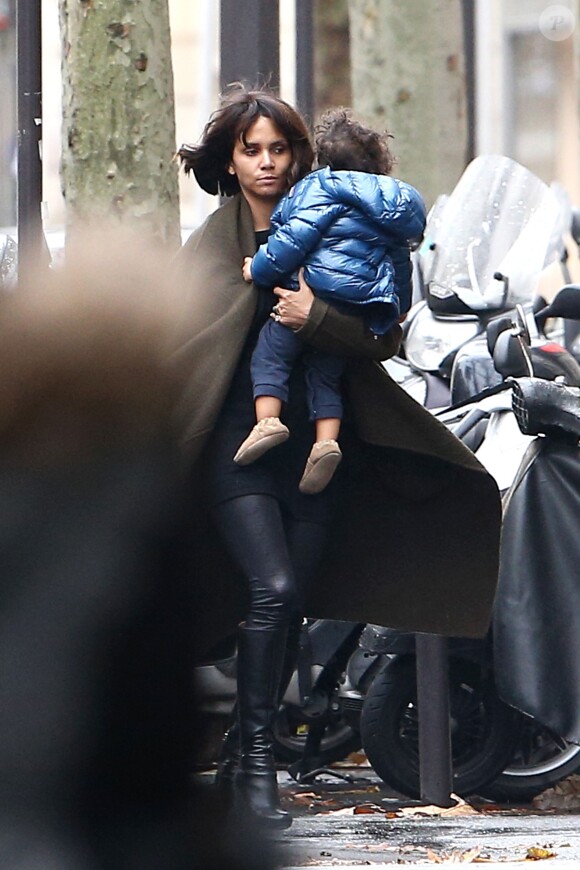Halle Berry et son fils Maceo arrivent à Paris le 19 décembre 2014 pour passer les fêtes de Noël en compagnie d'Olivier Martinez, dans sa fille.