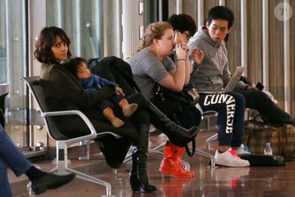 Halle Berry et Maceo, attendent visiblement fatigués, à l'aéroport Charles de Gaulle à Paris, le 19 décembre 2014.