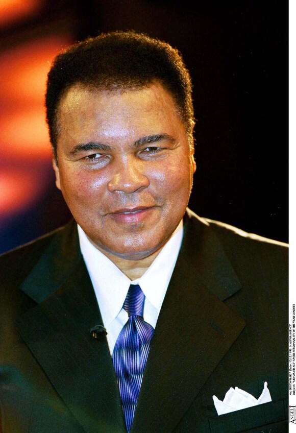 Mohamed Ali élu personnalité sportive de l'année à Londres, le 13 décembre 1999