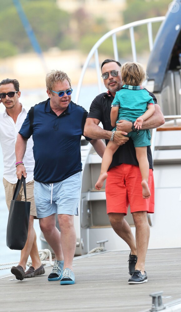 Exclusif - Elton John, son compagnon David Furnish et leurs fils Elijah et Zachary rentrent sur Nice après avoir passé la journée à Saint-Tropez, le 19 août 2014.