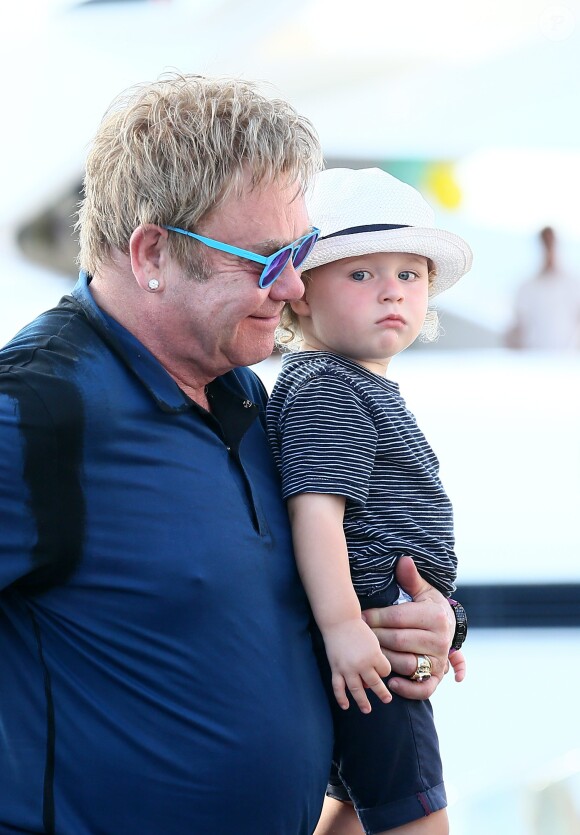Exclusif - Elton John, son compagnon David Furnish et leurs fils Elijah et Zachary rentrent sur Nice après avoir passé la journée à Saint-Tropez, le 19 août 2014.