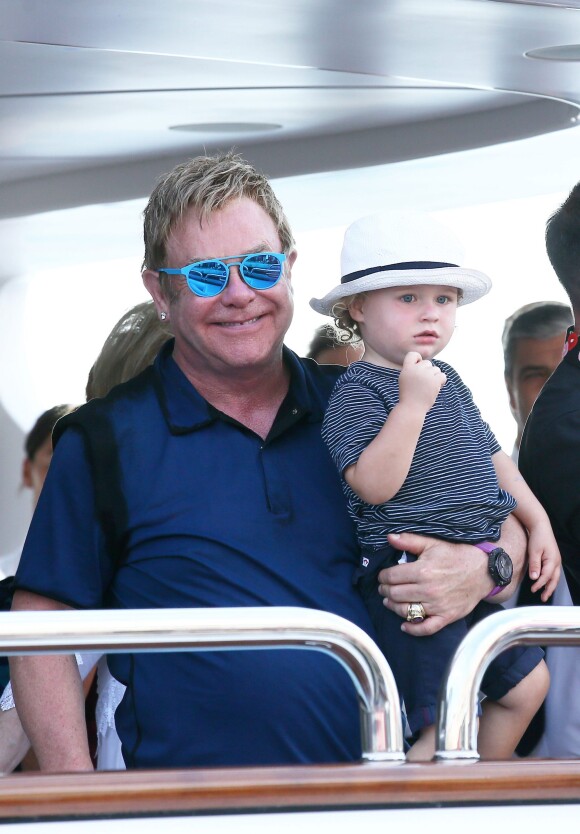 Exclusif - Elton John, son compagnon David Furnish et leurs fils Elijah et Zachary rentrent sur Nice après avoir passé la journée à Saint-Tropez, le 19 août 2014.