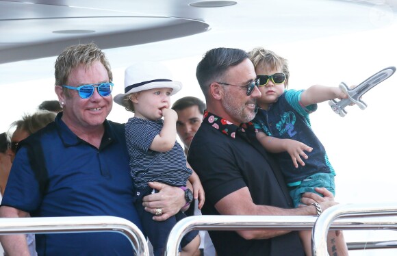 Exclusif - Elton John, son compagnon David Furnish et leurs fils Elijah et Zachary rentrent sur Nice après avoir passé la journée à Saint-Tropez, le 19 août 2014.