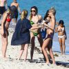 Exclusif - Katie Cassidy et des amis profitent d'un après-midi ensoleillé sur une plage de Miami. Le 19 décembre 2014.