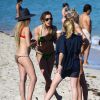 Exclusif - Katie Cassidy et des amies profitent d'un après-midi ensoleillé sur une plage de Miami. Le 19 décembre 2014.