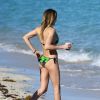 Exclusif - Katie Cassidy, en bikini, profite du beau temps et de la plage à Miami. Le 19 décembre 2014.