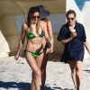 Exclusif - Katie Cassidy et des amies profitent d'un après-midi ensoleillé sur une plage de Miami. Le 19 décembre 2014.